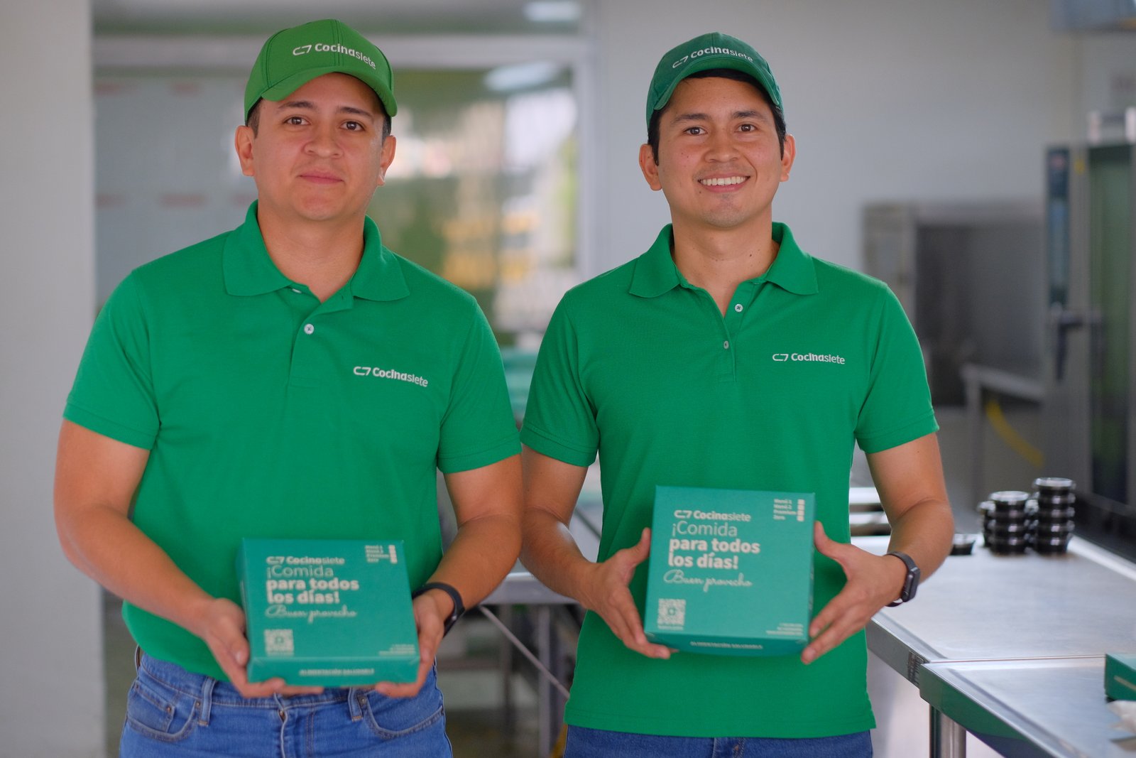 Cofundadores de Cocinas Rentables trabajando: revisando información y operación del negocio